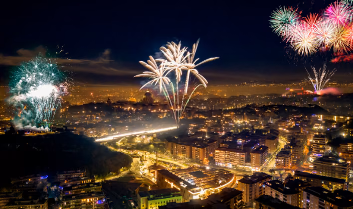 Fuegos artificiales iluminando la ciudad durante la celebración del cierre de año