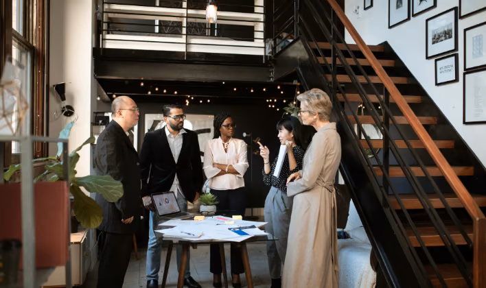 Equipo directivo reunido definiendo los servicios necesarios para el evento de fin de año