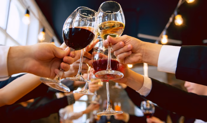Brindis con copas de vino durante la celebración de un evento corporativo en Colombia
