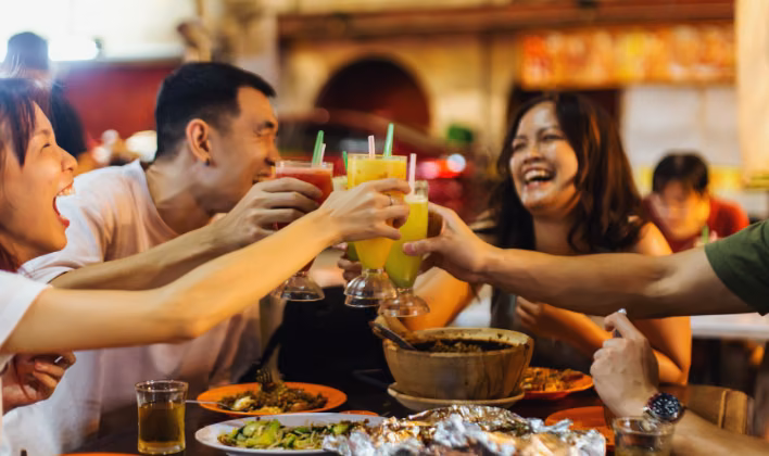 Grupo de colaboradores brindando durante la cena de una fiesta de fin de año empresarial