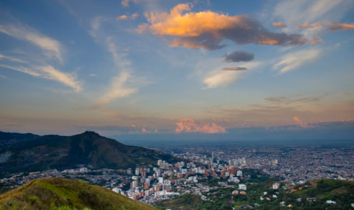 Vista panorámica de una ciudad colombiana al atardecer, una de las variables que ajustan el precio del evento
