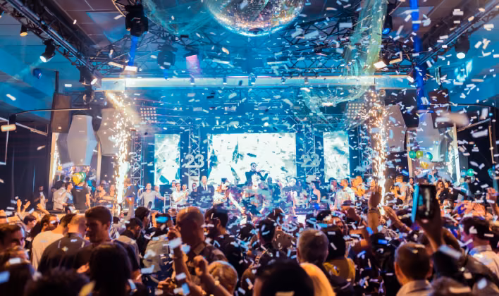 Fiesta de fin de año empresarial con show de luces, confeti y gran producción