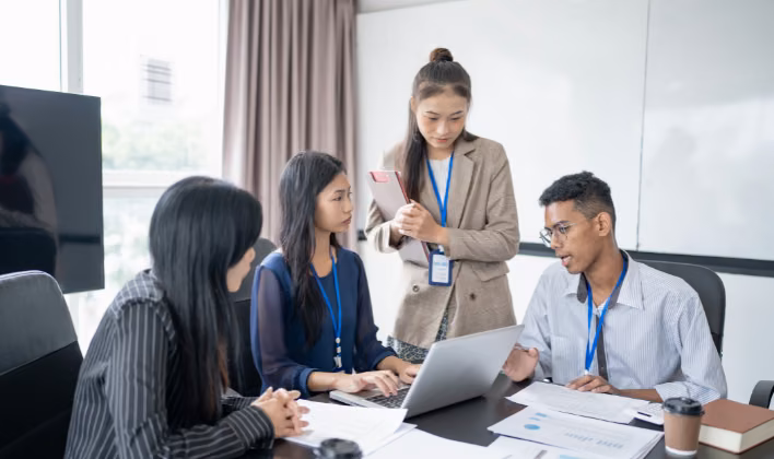 Equipo de trabajo participando activamente en un taller durante un evento empresarial