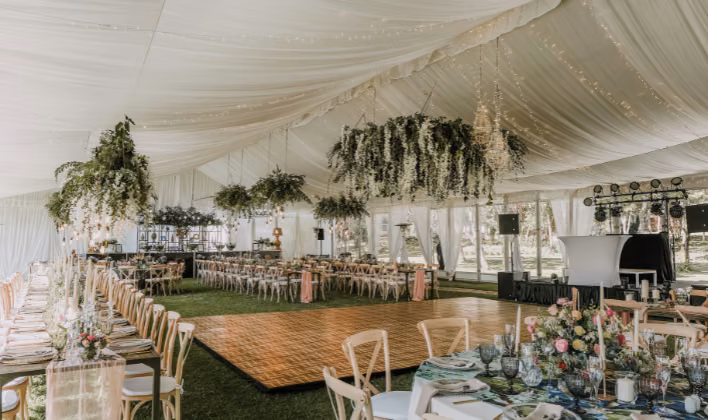 Carpa decorada con luces y pista de baile lista para la fiesta de fin de año empresarial en Bogotá