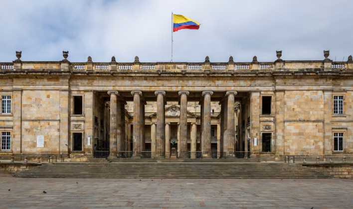 Fachada del Capitolio Nacional en Bogotá con bandera de Colombia, sede de congresos empresariales