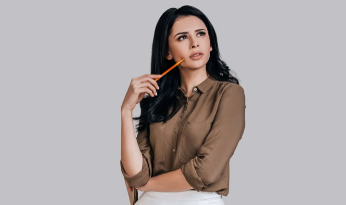 Mujer pensativa reflexionando sobre la definición de un evento empresarial