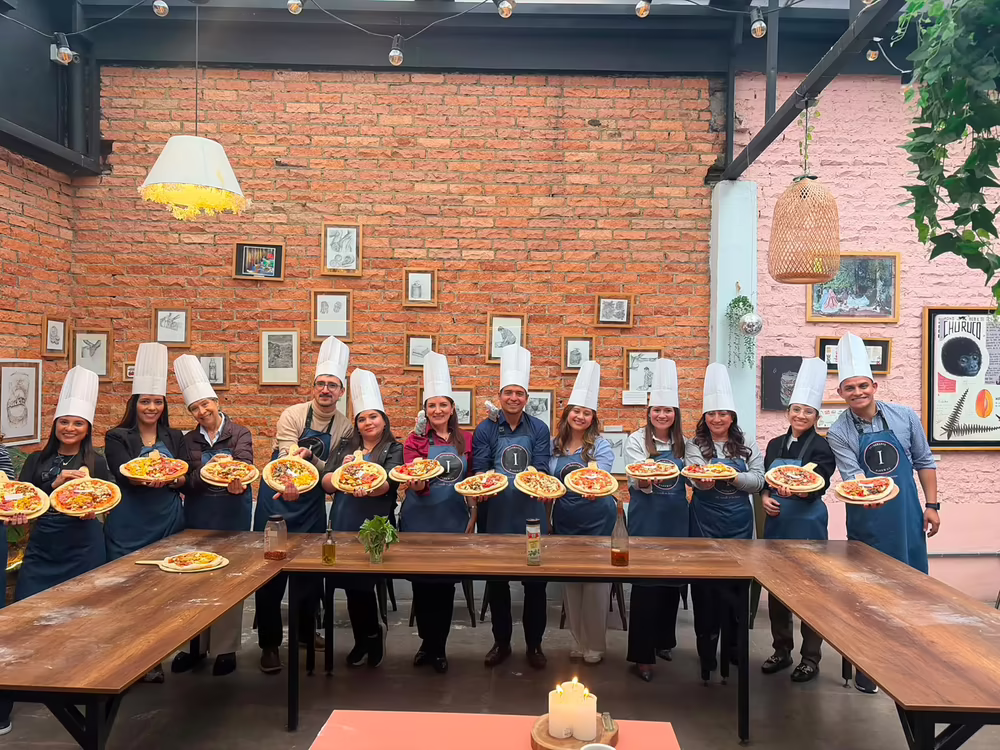 Equipo corporativo en taller de pizza para team building en Bogotá