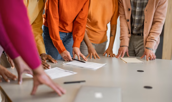 Subequipo de colaboradores participando activamente en un reto de team building para grupos grandes