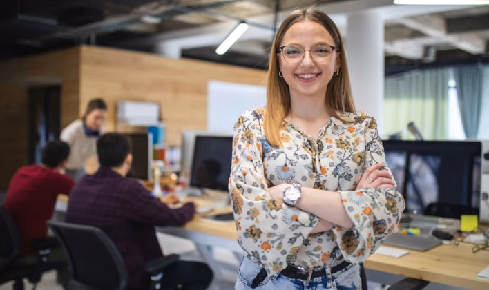 Diseñadora de una agencia BTL sonriendo en el estudio donde se produce la activación de marca