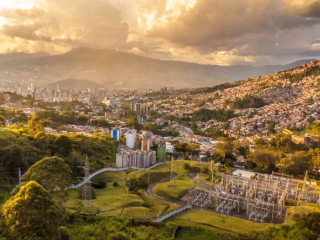 Vista aérea de Medellín al atardecer, escenario urbano de campañas de publicidad BTL en vía pública